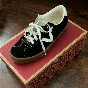 Women’s size 8 sport low black + white